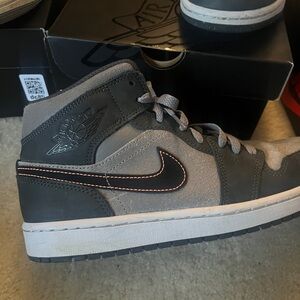 Men’s Jordan high tops size 9